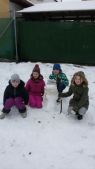 Na školním hřišti vyrostli sněhuláci