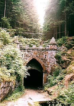 Schwarzenbersk plavebn kanl, portl tunelu, foto: Lubor Mrzek