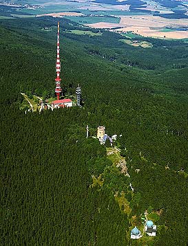 Leteck pohled na stor televiznho vyslae, rozhlednu a hvzdrnu na Kleti