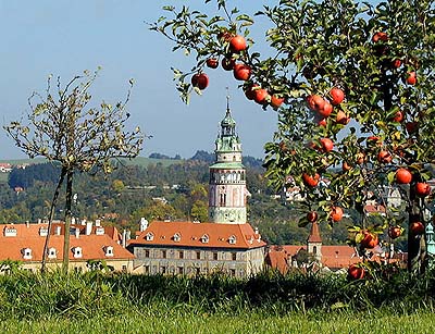 Zmeck v s hrdkem v eskm Krumlov, podzim 2000, foto: Lubor Mrzek