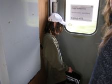 Ve vlaku Mates usnul ... je to pohodlné?