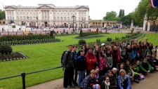 "účastníci zájezdu u Buckingham Palace