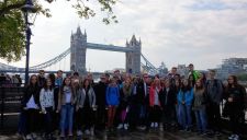 "účastnící zájezdu" u Tower Bridge